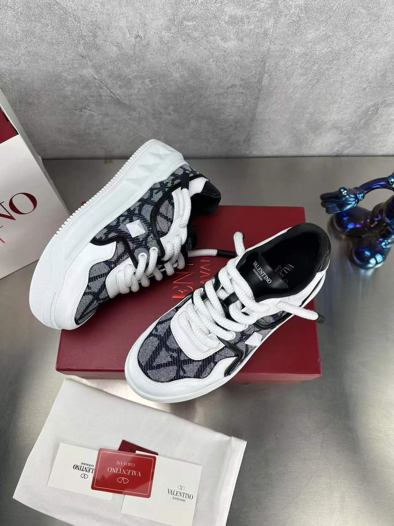 👟👟Ex-factory price 640👟👟 🔺Valentino🔺Valentino new casual shoes 2023 latest model hot style for catwalk couples, thick shoelaces, the same style as Elsa Hosk, Zhang Yixing, Guan Xiaotong and many other stars 🔥 Top version + lasting process, full oil edge on the upper. Fabric: Customized cowhide + cowhide lining with breathable mesh. Outsole: original molded TPU thickened outsole. Size for women is 35-40. Men’s size is 39-45.